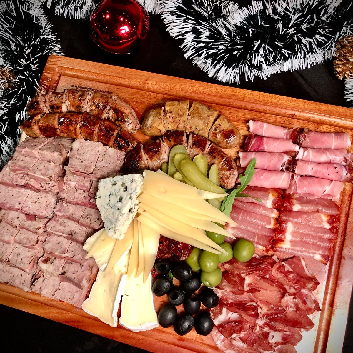 Planche de charcuterie de Noël avec guirlandes