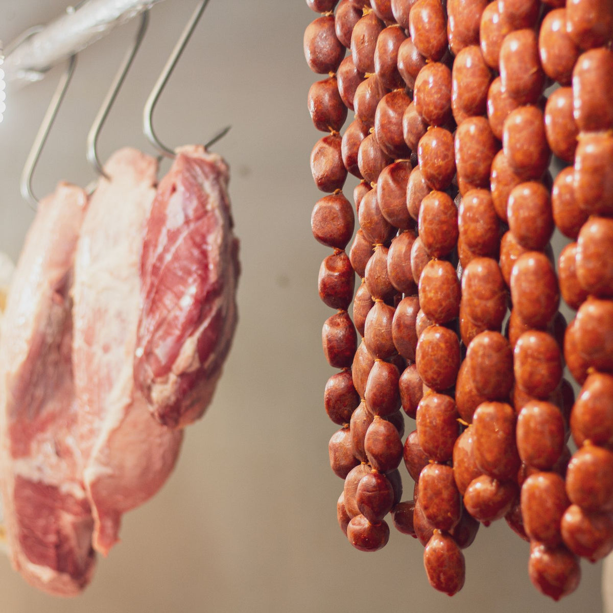 Chorizos et charcuteries suspendus