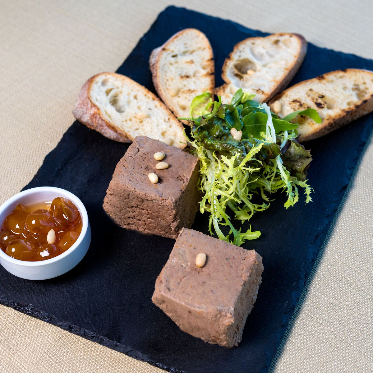 Rillettes servies sur baguette grillée