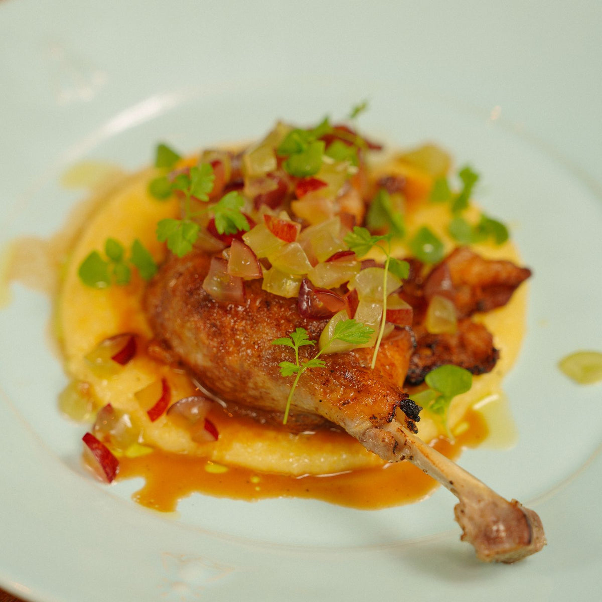 Confit de canard servi avec ses accompagnements