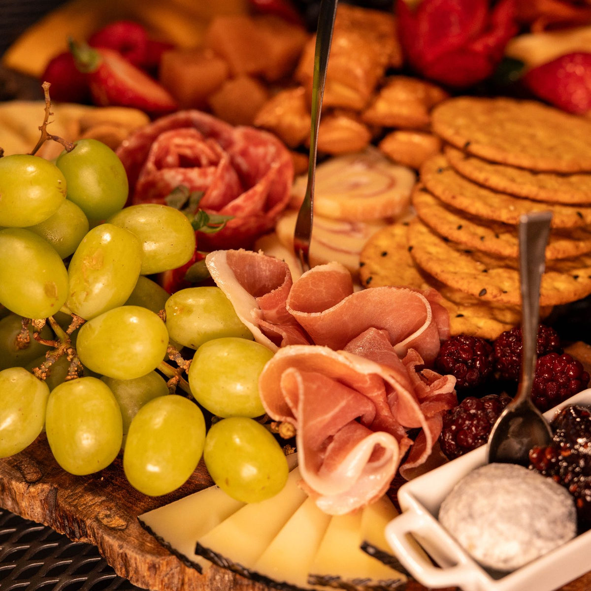 Planche de charcuterie et fromages avec raisins