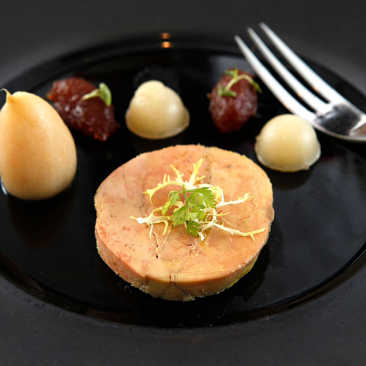 Foie gras poêlé servi avec des fruits